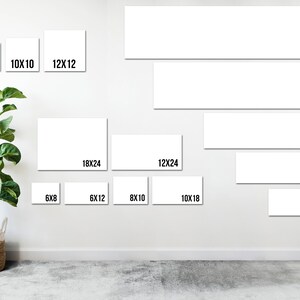 Op de afbeelding: Een witte muur met een verscheidenheid aan lege doeken in verschillende formaten, waaronder 15x15 cm, 20x20 cm, 25x25 cm, 30x30 cm, 15x20 cm, 15x30 cm, 20x25 cm, 25x45 cm, 30x60 cm, 45x60 cm, 18x75 cm, 15x58 cm, 20x85 cm, 23x100 cm, 25x115 cm en 10x38 cm. Een plant in een pot staat in de linkerbenedenhoek van de afbeelding.