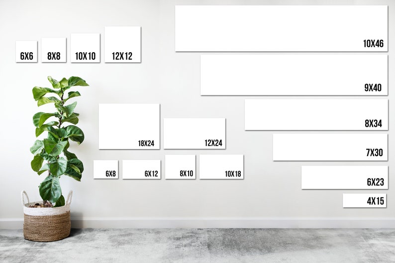 Op de afbeelding: Een witte muur met een verscheidenheid aan lege doeken in verschillende formaten, waaronder 15x15 cm, 20x20 cm, 25x25 cm, 30x30 cm, 15x20 cm, 15x30 cm, 20x25 cm, 25x45 cm, 30x60 cm, 45x60 cm, 18x75 cm, 15x58 cm, 20x85 cm, 23x100 cm, 25x115 cm en 10x38 cm. Een plant in een pot staat in de linkerbenedenhoek van de afbeelding.