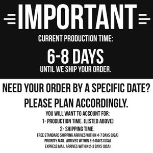 Op de afbeelding: Zwart-witte tekst op een witte achtergrond met de woorden "IMPORTANT", "CURRENT PRODUCTION TIME", "6-8 DAYS", "UNTIL WE SHIP YOUR ORDER", "NEED YOUR ORDER BY A SPECIFIC DATE?", "PLEASE PLAN ACCORDINGLY", "YOU WILL WANT TO ACCOUNT FOR", "1- PRODUCTION TIME. (LISTED ABOVE)", "2- SHIPPING TIME", "FREE STANDARD SHIPPING ARRIVES WITHIN 4-7 DAYS (USA)", "PRIORITY MAIL ARRIVES WITHIN 3-5 DAYS (USA)", "EXPRESS MAIL ARRIVES WITHIN 2-3 DAYS (USA)".