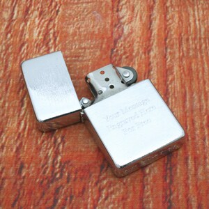 Puede incluir: Encendedor plateado con acabado cepillado y una inscripci&oacute;n personalizada que dice "Your Memory Forever In Our Hearts For You".