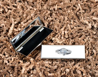 Porta lápiz labial metálico con espejo y grabado gratuito de Space & Rockets, transbordador Tierra Saturno, regalo lh