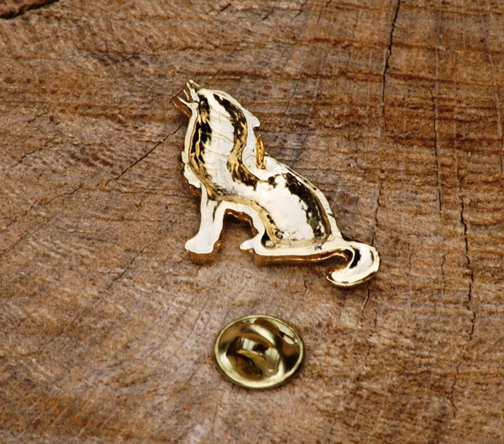 Quality New Howling Wolf Hunting Shooting Brooch Pin