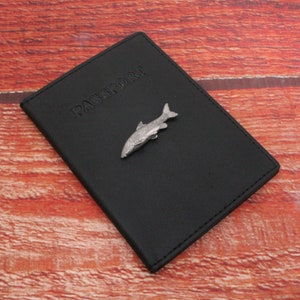Fluss Fisch Echtleder Passport Etui Schwarz RFID Reiseetui Karpfen Forelle Hecht Vatertag Vatertag Geschenk pp