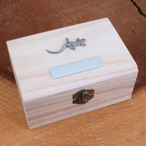 Lizard Personalised Wooden Pet Ashes Urn or Burial Cast with Personalised Free Engraving  Message 223 un
