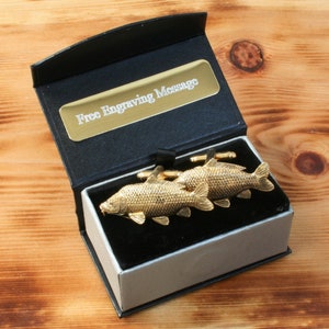 Gemelos chapados en oro de carpa común, hechos a mano en el Reino Unido, para pesca con caña, regalo para el Día del Padre, caja personalizada.