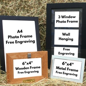 Può includere: Tre cornici per foto su uno sfondo di fieno. La cornice più grande è nera e ha tre finestre. Il testo sulla cornice dice "3 Window Photo Frame", "Wall Hanging" e "Free Engraving". La cornice centrale è nera e dice "A4 Photo Frame Free Engraving". La cornice più piccola è in legno e dice "6"x4" Wooden Frame Free Engraving". La cornice più piccola è a sinistra e la cornice più grande è a destra.
