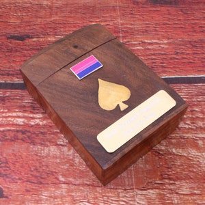 Boîte de cartes à jouer en bois Pride comprenant des cartes à jouer avec gravure personnalisée gratuite Cadeau LGBT BLM bisexuel pour la fête des pères wcb