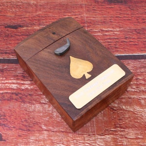 Boîte de cartes à jouer en bois pour sports traditionnels comprenant des cartes à jouer avec gravure gratuite Football Golf Cricket Cadeau fête des pères wcb