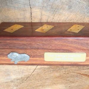 Dominó de madera para mascotas con incrustaciones de latón en caja de presentación de madera. Grabado gratuito personalizado. Regalo de cumpleaños para gatos, conejos, perros y cobayas.
