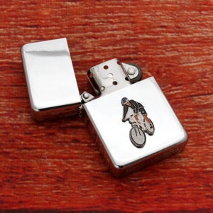 Encendedor de gasolina a prueba de viento para deportes extremos con grabado personalizado gratuito. Regalo para el Día del Padre. Esquí, surf, buceo. Regalo para el Día del Padre.