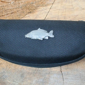 Étui à lunettes en toile sur le thème du poisson, étui souple noir, cadeau fête des pères sport personnalisé carpe truite achigan, cadeau fête des pères cg