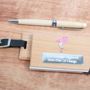 Etichetta per bagaglio con uccelli esotici, porta carte, penna a sfera, set in legno, etichetta da viaggio personalizzata con incisione gratuita, pappagallo, fenicottero, regalo per la festa del papà.
