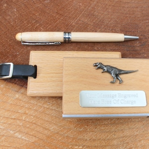 Dinosaurussen Bagagelabel Kaarthouder Balpen Houten set Reislabel Gepersonaliseerde gratis gravure T-Rex Diplodocus Stegosaurus Cadeau lu