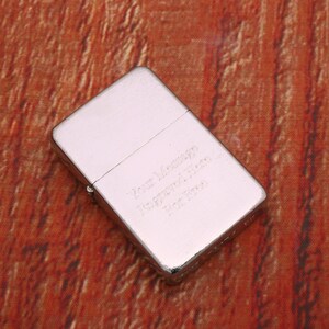 Puede incluir: Un encendedor plateado con un mensaje grabado que dice "Love Always, Remember Forever, You Are My Hero, Forever Yours".