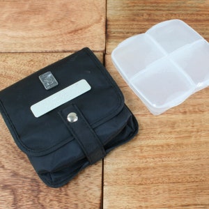 Caja de viaje con compartimentos para guardar pastillas y cartas del Tarot, estuche blando, grabado personalizado gratis, regalo para el Día del Padre, con el símbolo de la muerte y el sol.