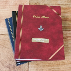 Frimurar- och tempelriddarfotoalbum rött, svart, blått. Rymmer 200 fotografier. 15x10 cm. Personlig, gratis gravyr. Frimurarkompass och fyrkant. Presentpapper.