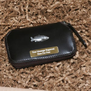 Grobstrick-Anglertasche aus Leder - Braunes Reißverschluss-Etui | Fliegenhalter & Träger | Kostenlose Gravur