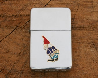 Encendedor de gasolina a prueba de viento Mooning Gnome con grabado personalizado gratuito. Regalo de cumpleaños. 497 ls.