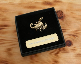 Spilla placcata in oro con scorpione, distintivo da bavero, regalo di compleanno con fauna selvatica della giungla, scatola personalizzata