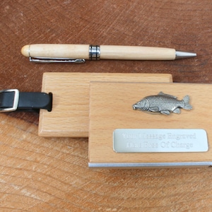 Fisch Flussfisch Gepäckanhänger Kartenhalter Kugelschreiber Holzset Reiseetikett personalisierbar Gratis Gravur Karpfen Forelle Hecht Vatertag Geschenk lu