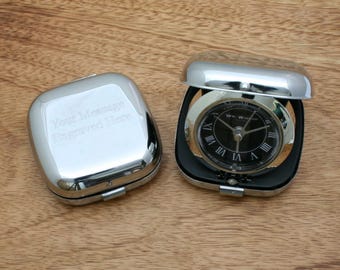 Despertador portátil com mecanismo de quartzo, personalizado e com mecanismo flip-up, ideal para presente de aniversário.