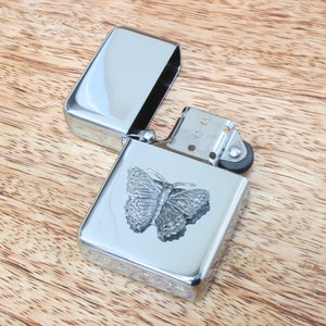 Encendedor de gasolina a prueba de viento con diseño de insectos y bichos. Regalo para el Día del Padre con grabado gratuito personalizado. Araña. Mariposa. Regalo para el Día del Padre.