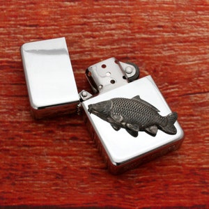 Encendedor de gasolina a prueba de viento para pesca con mosca con grabado personalizado gratuito. Carrete de regalo para el Día del Padre. Pesca con mosca. Carpa. Regalo para el Día del Padre.