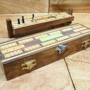 Pferderennen Cribbage Brett aus Holz Zwei Größen Krippe Liga Personalisierte Kostenlose Gravur Schuh Steigbügel Vatertagsgeschenk cw