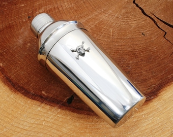 Coctelera con diseño de calavera y huesos cruzados con colador incorporado Barware 415 ck