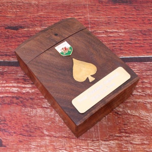 UK-Standorte Hölzerne Spielkarten Box Inklusive Spielkarten mit kostenloser Gravur Cornwall Devon Skye Urlaub Vatertagsgeschenk wcb