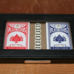 Gepersonaliseerde pokerkaarten en set van 5 dobbelstenen in zwarte PU-hoes Gratis gravure ps
