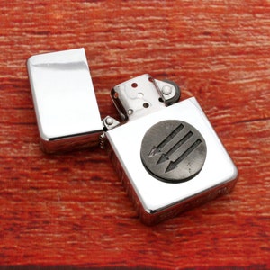 Encendedor de gasolina resistente al viento con símbolos históricos y grabado personalizado gratuito. Regalo para el Día del Padre. Regalo para el Día del Padre de Britannia, celta y templaria.