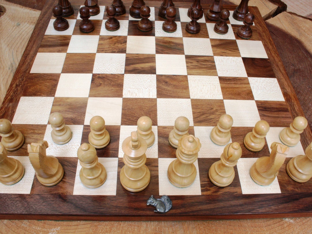 16 piezas para empezar …  Chess board, Chess pieces, Daniel tiger  birthday party