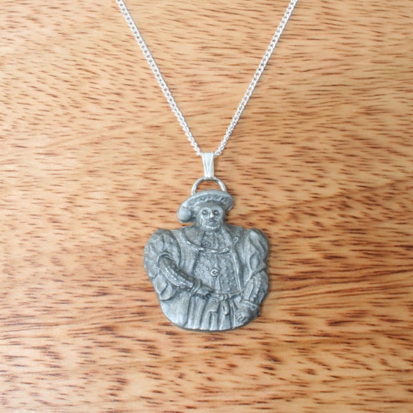 Historical Figures Necklace And Pewter Pendant Ladies Chain In Soft Pouch Churchill King Henry Darwin Gift nl