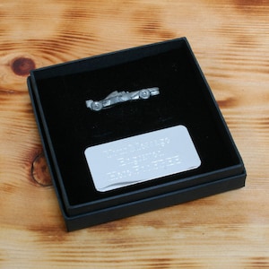 Emblema de lapela ou ímã para carros de corrida e motos em caixa de presente personalizada ou bolsa de presente Presente de GP de automobilismo pm