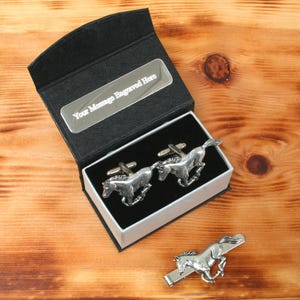 Pferdelaufende Manschettenknöpfe & Krawattenklammer-Set Zinn UK Handgefertigt in Geschenkbox zum Vatertag Personalisierte Kostenlose Gravur Nachricht tbc
