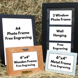 Op de afbeelding: Vier verschillende fotolijsten met zwarte, bruine en witte lijsten. De lijsten liggen allemaal op een bed van hooi. De lijsten zijn gelabeld met hun maat en materiaal. De lijsten bieden gratis gravering.