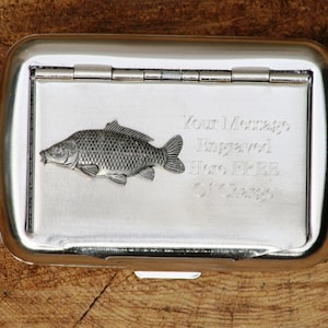 Karpfen Fisch Designed Hand Dreh Tabak Zigarettendose Personalisiert Kostenlose Gravur Karpfen Angeln Vatertagsgeschenk 80 tc