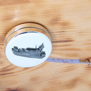 Cinta métrica plateada de 1 metro con diseño de barcos y embarcaciones. Grabado gratuito. Regalo náutico de remos.