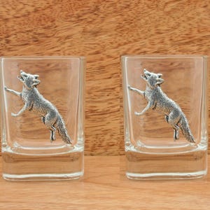 Par de vasos de chupito de zorro de cristal con motivos de peltre, ideal como regalo de cumpleaños para cazadores.
