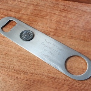 Könnte beinhalten: Silberner Flaschenöffner mit einem runden, gravierten Bereich für eine personalisierte Nachricht. Der Text lautet "Your Message Engraved Here For Free 4 Lines".