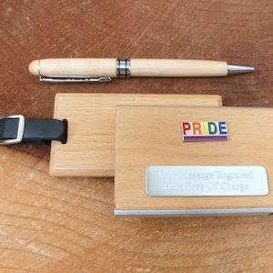 Fierté étiquette de bagage porte-cartes stylo à bille ensemble en bois étiquette de voyage personnalisée gravure gratuite LGBT BLM bisexuels fête des pères cadeau lu