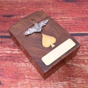 Boîte de cartes à jouer en bois pour Halloween et la mort comprenant des cartes à jouer avec gravure gratuite, citrouille d'automne, cadeau effrayant pour la fête des pères wcb