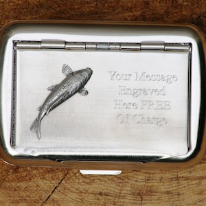 Koi Karpfen Fisch Designed Hand Drehtabak Zigarettendose Personalisiert Kostenlose Gravur Ideal zum Karpfenangeln Vatertagsgeschenk 206 tck
