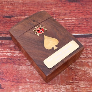 Boîte de cartes à jouer en bois de la faune britannique comprenant des cartes à jouer avec gravure gratuite cerf faisan loutre cadeau fête des pères wcb