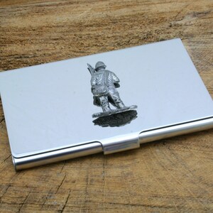 Portatarjetas de crédito de metal para pesca con mosca con grabado personalizado gratuito. Carrete de regalo para el Día del Padre. Carrete de pesca con mosca. Regalo para el Día del Padre.