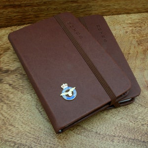 Ein Paar A5 oder A6-Notizbücher der RAF Marines in Schwarz, Braun, Grau oder Blau Geschenk zum Militärvatertag