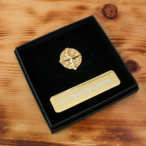 Bússola banhada a ouro broche lapela emblema náutico pirata barco marítimo caixa de presente de dia dos pais personalizada