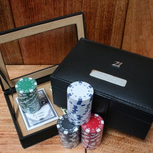 Età di compleanno Set di fiches da poker Due mazzi di carte e dadi Incisione gratuita personalizzata 18 21 50 65 Regalo per la festa del papà ps