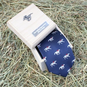 Cravate de course hippique bleu marine - Jockeys et cheval gris, cadeau le jour de la course dans une boîte en bois gravée